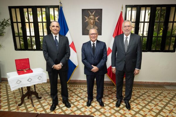 Frank Rainieri recibe la Gran Cruz de Gracia Magistral de la Orden de Malta